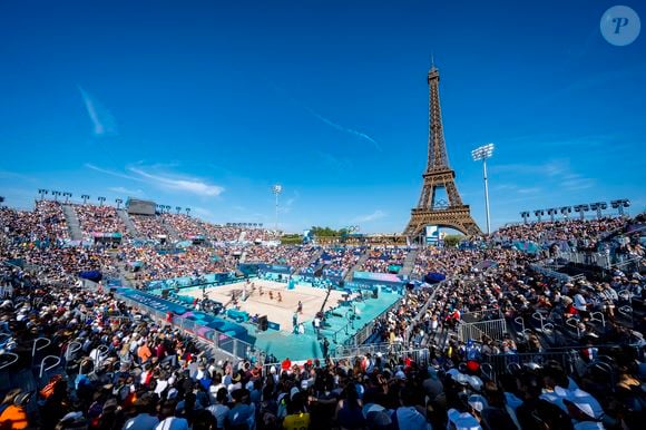 Les matches de Beach Volley se déroulent devant la Tour Eiffel lors des jeux olympiques Paris 2024 (JO 2024) 

© Walter Arce/ZUMA Press Wire / Bestimage