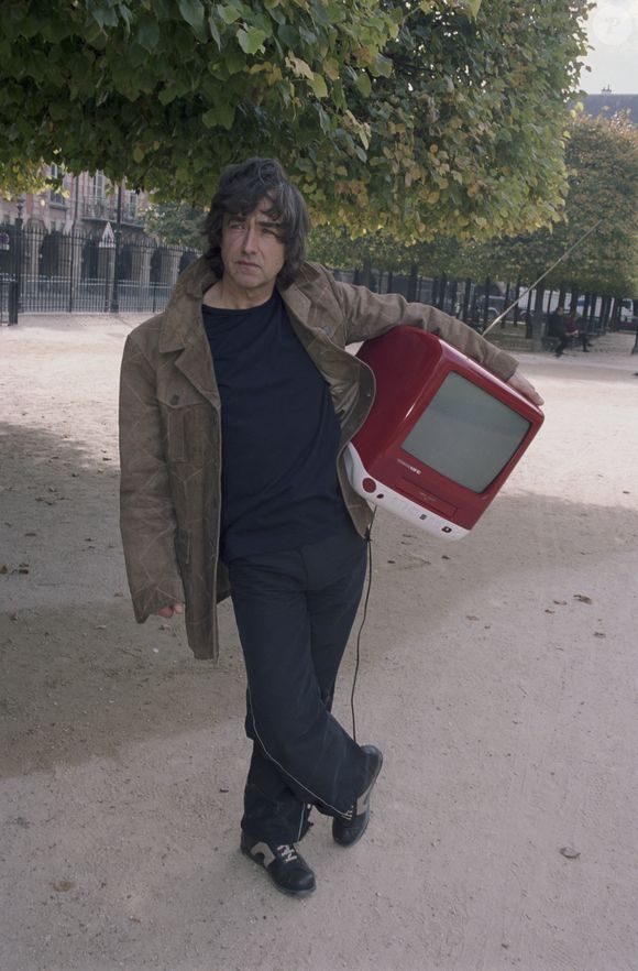 Archives - En France, à Paris, Jean-Louis Murat dans le jardin de la PLACE DES VOSGES 

Photo : Michel CROIZARD via Bestimage