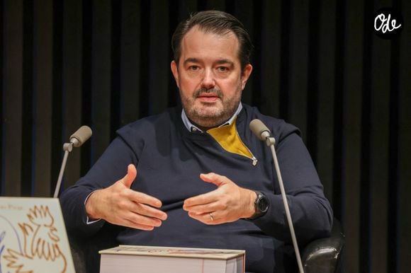 "Je pense que j'aurai tout vendu et qu'elle fera sa vie", a-t-il expliqué, estimant qu'un héritage familial imposé peut devenir "un poids".

Jean-François Piège présente son "Encyclopédie Culinaire des Territoires de France" - Hachette Cuisine à la Station Ausone - Librairie Mollat, à Bordeaux, France, le 14 décembre 2024.

© Jean-Marc Lhomer / Bestimage