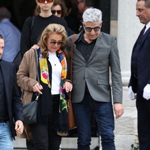 Sheila quittant la cérémonie d'enterrement de la chanteuse française Françoise Hardy au crématorium du Père Lachaise à Paris, France, le 20 juin 2024. Photo par Raphael Lafargue/ABACAPRESS.COM