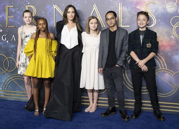 Shiloh Jolie-Pitt, Zahara Jolie-Pitt, Angelina Jolie, Vivienne Jolie-Pitt, Maddox Jolie-Pitt et Knox Jolie-Pitt arrivent à la projection de gala britannique d'Eternals, au BFI IMAX Waterloo. Londres, Royaume-Uni, 27 octobre 2021. Photo par Doug Peters/Empics/ABACAPRESS.COM