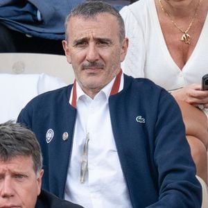 Une coupure suffisamment importante pour nécessiter une intervention au bloc opératoire.
Elie Semoun assiste à la 15e journée de Roland-Garros 2026 au parc Roland-Garros, le 7 juin 2026 à Paris, en France. Photo de Laurent Zabulon/ABACAPRESS.COM