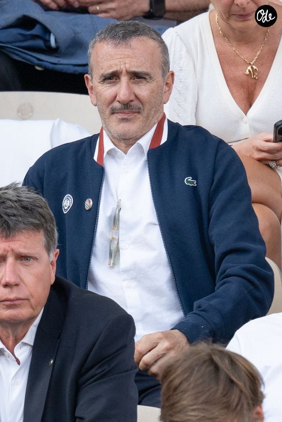 Une coupure suffisamment importante pour nécessiter une intervention au bloc opératoire.

Elie Semoun assiste à la 15e journée de Roland-Garros 2026 au parc Roland-Garros, le 7 juin 2026 à Paris, en France. Photo de Laurent Zabulon/ABACAPRESS.COM