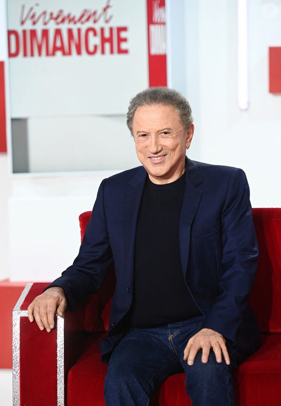 Exclusif - Michel Drucker sur le plateau de l'émission "Vivement dimanche", diffusée sur France 3 le 7 septembre 2025. Paris, le 2 septembre 2025. 
© Guillaume Gaffiot / Bestimage
