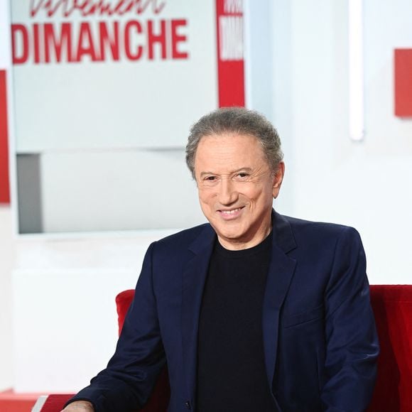 Exclusif - Michel Drucker sur le plateau de l'émission "Vivement dimanche", diffusée sur France 3 le 7 septembre 2025. Paris, le 2 septembre 2025. 
© Guillaume Gaffiot / Bestimage