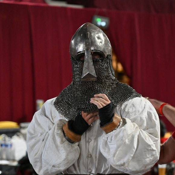 Son club, Les Grimaldi Milites, a affronté plusieurs équipes françaises.

Pierre Casiraghi a participé au tournoi de Béhourd (combat médiéval) de la Principauté de Monaco avec son équipe Les Grimaldi Milites sous le regard de son oncle le prince Albert II de Monaco, au chapiteau Fontvieille, France, le 15 juin 2024. Les monégasques ont rencontré l'équipe Martel, venant de Paris, les lyonnais de la Confrérie des Loups, Les Comtois de Franche Comté, les Faucons Noirs de Touraine et les Bannerets d'Auvergne. Les Grimaldi Milites ont terminé 3eme de ce tournoi. Le béhourd est une forme de combat médiéval. Il s’agit d’une adaptation contemporaine d’une pratique sportive et guerrière ancienne. Les compétiteurs s’y affrontent en armure complète, à pieds, avec des armes en acier qui ne sont ni pointues, ni tranchantes. Les combats en équipes sont les plus populaires. Dans de tels affrontements, les coups sont portés à pleine puissance, et seules certaines techniques jugées trop dangereuses comme les coups d’estoc (c’est-à-dire portés avec la pointe, pour planter) ou les coups derrière les genoux sont interdites. Les coups de pieds, de poings, de genoux, les prises de corps à corps sont autorisés. L’équipe qui gagne est celle qui parvient à terminer la manche avec encore au moins un joueur debout sur ses deux jambes. Le but est donc de faire chuter les membres de l’équipe adverse par tous les moyens autorisés, l’arme à la main. Cette pratique se revendique héritière des tournois médiévaux, qu’elle entend remettre au goût du jour sous forme sportive, mais aussi culturelle de par sa dimension historique, qui transmet un savoir sur l’histoire de France, sur la chevalerie et sur la guerre au Moyen-Âge de façon ludique et spectaculaire. Cette pratique est apparue au XIIème siècle, a évolué jusqu’au XVIème siècle pour finalement s’éteindre et réapparaître aujourd’hui sous cette nouvelle forme sportive. © Bruno Bebert/Bestimage