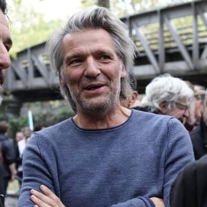 Et il s'est dévoilé depuis une chambre d'hôpital.

Yvan Le Bolloc'h -  Manifestation après que les syndicats CGT et FO ont appelé à une grève nationale pour une augmentation des salaires, et contre la réquisition par le gouvernement des raffineries de carburant pour forcer certains grévistes à rouvrir des dépôts de carburant. © Stéphane Lemouton/Bestimage