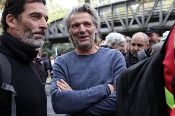 Et il s'est dévoilé depuis une chambre d'hôpital.

Yvan Le Bolloc'h -  Manifestation après que les syndicats CGT et FO ont appelé à une grève nationale pour une augmentation des salaires, et contre la réquisition par le gouvernement des raffineries de carburant pour forcer certains grévistes à rouvrir des dépôts de carburant. © Stéphane Lemouton/Bestimage