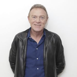 Depuis deux décennies, Christophe Hondelatte surveille de près un problème médical qui pourrait inquiéter ses fans : un polype qui altère régulièrement sa voix...

Exclusif - Christophe Hondelatte dans les backstage de l'enregistrement de l'émission "Face à Hanouna", présentée par Cyril Hanouna et diffusée sur C8 le 23 mars. Le 21 mars 2024
© Jack Tribeca / Bestimage