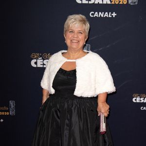 Mimie Mathy pose sur le tapis rouge de la cérémonie des César du cinéma 2020 pour un épisode de 'Call my agent' à la salle Pleyel à Paris le 28 février 2020 à Paris, France. Photo par David Niviere/ABACAPRESS.COM