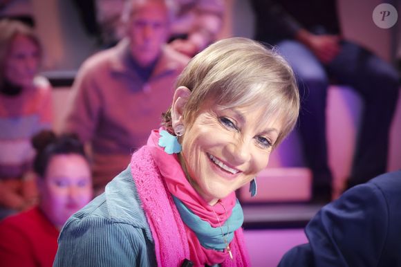 Elle explique que Philippe Bouvard voulait qu’elle devienne sociétaire, mais que la maison lui avait demandé de refuser.

Isabelle Morini-Bosc, sur le plateau de l'émission TBT9 (Tout beau tout n9uf) présentée par C.Hanouna et diffusée en direct sur W9 à Paris le 1er décembre 2025. © Jack Tribeca / Bestimage