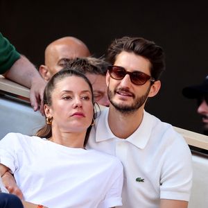 Pierre Niney et sa compagne Natasha Andrews - Célébrités dans les tribunes de la finale homme des Internationaux de France de tennis de Roland Garros 2024 à Paris le 9 juin 2024. © Jacovides-Moreau/Bestimage