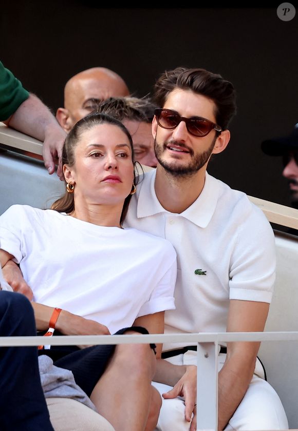 Pierre Niney et sa compagne Natasha Andrews - Célébrités dans les tribunes de la finale homme des Internationaux de France de tennis de Roland Garros 2024 à Paris le 9 juin 2024. © Jacovides-Moreau/Bestimage