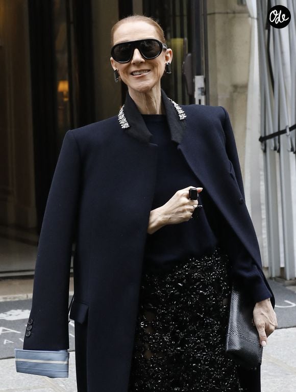 Céline Dion salue ses à la sortie de l’hôtel Royal Monceau à Paris, avant de rejoindre La Plenitude Arena de Paris La Défense pour poursuivre sa série de concerts, le 7 octobre 2026. © Marc Ausset Lacroix / Bestimage