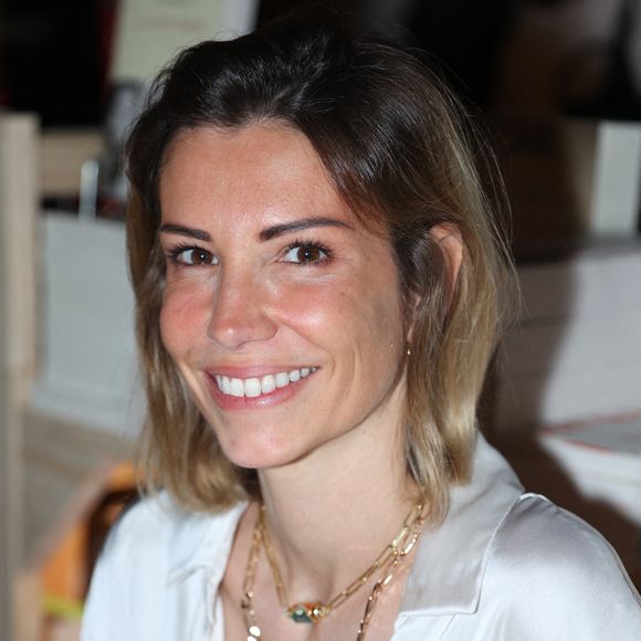 Et ce qui est sûr, c'est qu'elle semble avoir héritée de quelques gènes de sa maman, qui a représenté les Français pendant toute une année, en 2006 : sur la photo partagée par Alexandra Rosenfeld, qui fait 1,73 m, Ava est aussi grande qu'elle !
Alexandra Rosenfeld lors du Festival du livre de Paris le 23 avril 2022 à Paris, France.