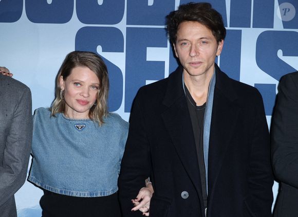 Mélanie Thierry et Raphaël assistent à la première de "Soudain Seuls" à l'UGC Normandie à Paris, le 4 décembre 2023. P

hoto : Jerôme Dominé / ABACAPRESS.COM