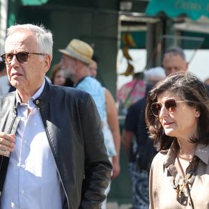 Fabrice Luchini et sa compagne Emmanuelle Garassino - Arrivées aux obsèques de Philippe Labro en l'église de Saint-Germain-des-Prés à Paris le 13 juin 2025. © Dominique Jacovides - Christophe Clovis / Bestimage
