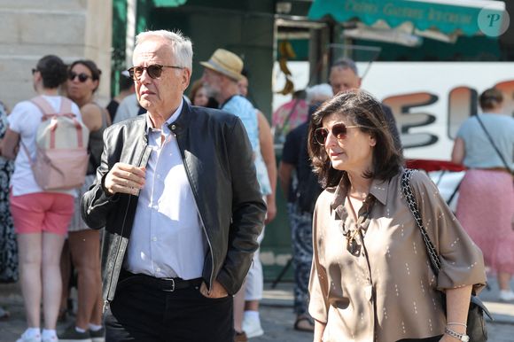 Fabrice Luchini et sa compagne Emmanuelle Garassino - Arrivées aux obsèques de Philippe Labro en l'église de Saint-Germain-des-Prés à Paris le 13 juin 2025. © Dominique Jacovides - Christophe Clovis / Bestimage