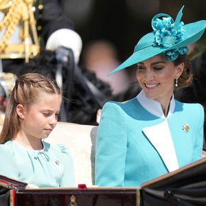 Trooping the Colour est bien l'évènement britannique à ne pas manquer. 

La princesse Charlotte de Galles, Catherine (Kate) Middleton, princesse de Galles - Les membres de la famille royale britannique arrivent à Buckingham Palace pour la cérémonie Trooping the Colour à Londres
© James Whatling / Bestimage