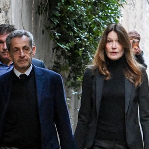 Nicolas Sarkozy, accompagné de sa femme Carla Bruni, sort de son domicile pour être incarcéré à la prison de La Santé à Paris, France, le 21 octobre 2025., où il purgera une peine de cinq ans de prison après avoir été reconnu coupable d'association de malfaiteurs en lien avec un projet de financement de la campagne électorale de 2007 de l'ancien dictateur libyen Mouammar Kadhafi. Nicolas Sarkozy, qui a connu de nombreux ennuis judiciaires depuis sa défaite à la réélection en 2012, sera incarcéré le 21 octobre 2025 pour un projet visant à obtenir des fonds libyens pour sa campagne présidentielle victorieuse de 2007, devenant ainsi le premier ancien dirigeant d'un pays de l'Union européenne à purger une peine de prison. L'ancien dirigeant d'extrême droite français a fait appel du verdict et dénoncé une "injustice". © Bestimage