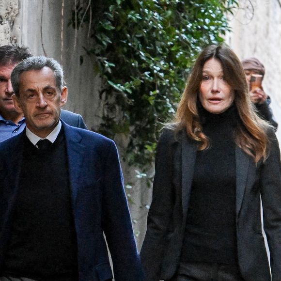 Nicolas Sarkozy, accompagné de sa femme Carla Bruni, sort de son domicile pour être incarcéré à la prison de La Santé à Paris, France, le 21 octobre 2025., où il purgera une peine de cinq ans de prison après avoir été reconnu coupable d'association de malfaiteurs en lien avec un projet de financement de la campagne électorale de 2007 de l'ancien dictateur libyen Mouammar Kadhafi. Nicolas Sarkozy, qui a connu de nombreux ennuis judiciaires depuis sa défaite à la réélection en 2012, sera incarcéré le 21 octobre 2025 pour un projet visant à obtenir des fonds libyens pour sa campagne présidentielle victorieuse de 2007, devenant ainsi le premier ancien dirigeant d'un pays de l'Union européenne à purger une peine de prison. L'ancien dirigeant d'extrême droite français a fait appel du verdict et dénoncé une "injustice". © Bestimage