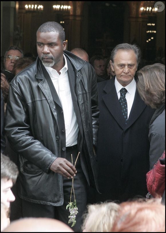 Jacques Martial et Roger Hanin lors des funérailles de Daniel Rialet en l'église Notre Dame de Passy à Paris. 18 avril 2006. © AGENCE / BESTIMAGE