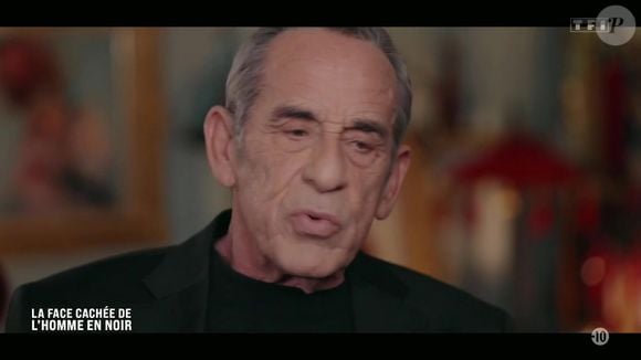 Ce témoignage poignant lève le voile sur un homme resté fidèle à lui-même jusqu’au bout, entre contrôle de son image et vérité crue.

Capture d'écran du documentaire "La face cachée de l'Homme en Noir" sur TF1