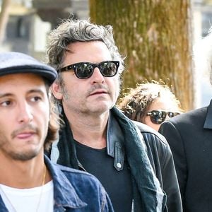 Matthieu Chedid (M) aux arrivées des obsèques de Catherine Ringer, la chanteuse des Rita Mitsouko, au cimetière de Montmartre, dans le 18ème arrondissement de Paris, France, le 19 septembre 2026. © Bestimage