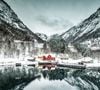 La culture norvégienne est également marquée par un profond respect de l’environnement, incarné par le concept de friluftsliv et le droit d’accès à la nature appelé allemannsretten. 

Au fond des fjords, des villages de pêcheurs se distinguent par les maisons en bois peintes en rouge, comme dans les Iles Lofoten.
