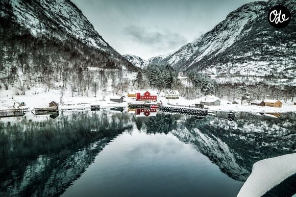 La culture norvégienne est également marquée par un profond respect de l’environnement, incarné par le concept de friluftsliv et le droit d’accès à la nature appelé allemannsretten. 

Au fond des fjords, des villages de pêcheurs se distinguent par les maisons en bois peintes en rouge, comme dans les Iles Lofoten.