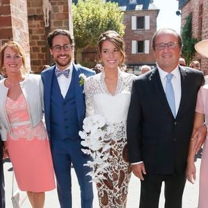 partage un souvenir précieux de son mariage en Corrèze.
François Hollande, Ségolène Royal et les parents de la mariée - Mariage de Thomas Hollande et de la journaliste Emilie Broussouloux à la mairie à Meyssac en Corrèze près de Brive, ville d'Emiie. Le 8 Septembre 2018. © Patrick Bernard-Guillaume Collet / Bestimage