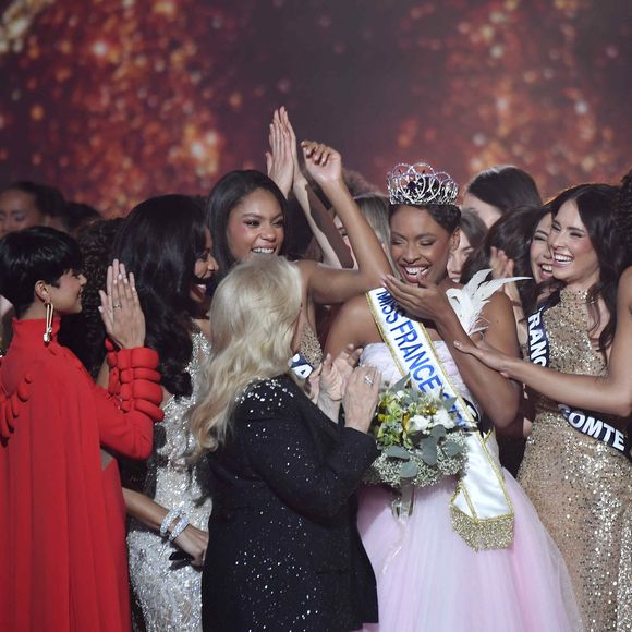 À 34 ans, elle est devenue reine de beauté, permettant à la Martinique de voir enfin l'une de ses Miss monter sur le podium

Miss France 2025, sur TF1           Crédits : Pierre Billard/sipa press via Bestimage