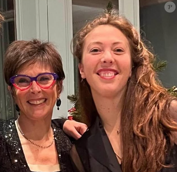 Aujourd'hui, avec sa fille Lorenza elle aussi commissaire-priseur, elle poursuit son activité loin des caméras.

Patricia Casini-Vitalis, figure emblématique de l'émission "Affaire conclue", présente sa folle Lorenza.