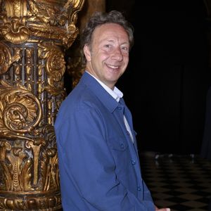 Stéphane Bern - Célébrités au défilé de mode Haute-Couture automne-hiver 2024/2025 “Julien Fournié” lors de la Fashion Week au musée Grévin à Paris le 25 juin 2024.  ©Christophe Aubert/Bestimage