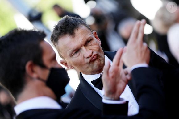 Sylvain Tesson lors de la montée des marches du film « Aline » lors du 74ème Festival International du Film de Cannes. Le 13 juillet 2021. © Borde-Jacovides-Moreau / Bestimage