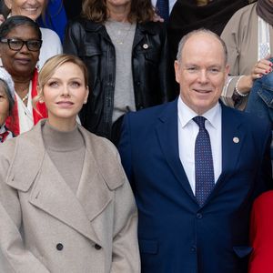 Les parents de Jacques et Gabriella, respectivement président et vice-président de la Croix-Rouge monégasque, se sont rendus au siège de l’institution pour remettre des colis gourmands aux bénéficiaires des services sociaux.

Albert et Charlene de Monaco remettent les cadeaux aux personnes âgées au siège de la Croix Rouge, dans le cadre des célébrations de la Fête Nationale monégasque, le 14 novembre 2025. © Olivier Huitel / Pool Monaco / Bestimage