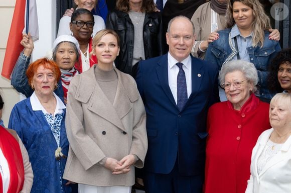 Les parents de Jacques et Gabriella, respectivement président et vice-président de la Croix-Rouge monégasque, se sont rendus au siège de l’institution pour remettre des colis gourmands aux bénéficiaires des services sociaux.

Albert et Charlene de Monaco remettent les cadeaux aux personnes âgées au siège de la Croix Rouge, dans le cadre des célébrations de la Fête Nationale monégasque, le 14 novembre 2025. © Olivier Huitel / Pool Monaco / Bestimage