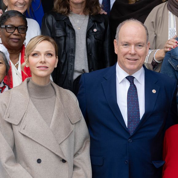 Les parents de Jacques et Gabriella, respectivement président et vice-président de la Croix-Rouge monégasque, se sont rendus au siège de l’institution pour remettre des colis gourmands aux bénéficiaires des services sociaux.

Albert et Charlene de Monaco remettent les cadeaux aux personnes âgées au siège de la Croix Rouge, dans le cadre des célébrations de la Fête Nationale monégasque, le 14 novembre 2025. © Olivier Huitel / Pool Monaco / Bestimage