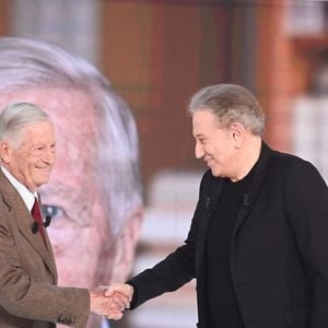 Les deux hommes se sont chaleureusement salués au début de l'émission

Exclusif - Alain Duhamel et Michel Drucker lors de l'enregistrement de l'émission Vivement dimanche au studio Rive gauche, présentée par M.Drucker, diffusée sur France 3 le 14 juin 2026, à Paris, France, le 5 mai 2026. © Guillaume Gaffiot/Bestimage