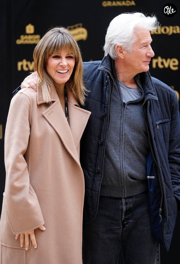 Richard Gere et Alejandra — Séance photo pour le prix international Goya 2025 au palais de Charles Quint, à l'Alhambra. Grenade – 7 février 2025
© LALO YASKY / BESTIMAGE