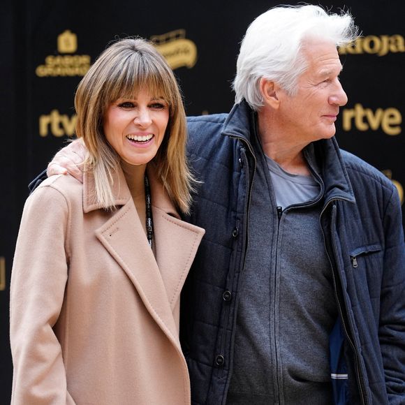 Richard Gere et Alejandra — Séance photo pour le prix international Goya 2025 au palais de Charles Quint, à l'Alhambra. Grenade – 7 février 2025
© LALO YASKY / BESTIMAGE