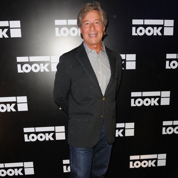 Le présentateur star des années 80 et 90, aujourd'hui âgé de 74 ans, sera à l'affiche courant 2026 du téléfilm "Meurtres à Épinal"...

Patrick Sabatier à la soirée d'ouverture de la boutique 'Look' à Paris, France, le 17 octobre 2011. Photo Alban Wyters/Abaca