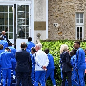 Le sélectionneur, qui quittera ses fonctions à l'issue du tournoi, débutera la compétition avec les Bleus le 16 juin face au Sénégal.
Le président français Emmanuel Macron, le sélectionneur français Didier Deschamps, la première dame Brigitte Macron et Kylian Mbappé - Le président français et la première dame visitent le Centre national du football à Clairefontaine, près de Paris, en France, le 2 juin 2026. À l'approche de la Coupe du monde de la FIFA 2026, le Président a rencontré les joueurs et les entraîneurs de l'équipe de France masculine de football pour leur exprimer son soutien. Il a également rencontré des membres de l'équipe de France féminine qui se préparent à disputer les matches de qualification pour la Coupe du Monde Féminine de la FIFA 2027. © Jeanne Accorsini/Pool/Bestimage