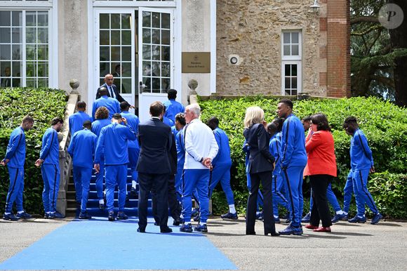 Le sélectionneur, qui quittera ses fonctions à l'issue du tournoi, débutera la compétition avec les Bleus le 16 juin face au Sénégal.

Le président français Emmanuel Macron, le sélectionneur français Didier Deschamps, la première dame Brigitte Macron et Kylian Mbappé - Le président français et la première dame visitent le Centre national du football à Clairefontaine, près de Paris, en France, le 2 juin 2026. À l'approche de la Coupe du monde de la FIFA 2026, le Président a rencontré les joueurs et les entraîneurs de l'équipe de France masculine de football pour leur exprimer son soutien. Il a également rencontré des membres de l'équipe de France féminine qui se préparent à disputer les matches de qualification pour la Coupe du Monde Féminine de la FIFA 2027. © Jeanne Accorsini/Pool/Bestimage
