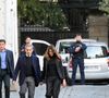 Deux policiers de son ancien service de protection ont été placés dans une cellule voisine.

Nicolas Sarkozy, accompagné de sa femme Carla Bruni, sort de son domicile pour être incarcéré à la prison de La Santé à Paris, France, le 21 octobre 2025. © Bestimage