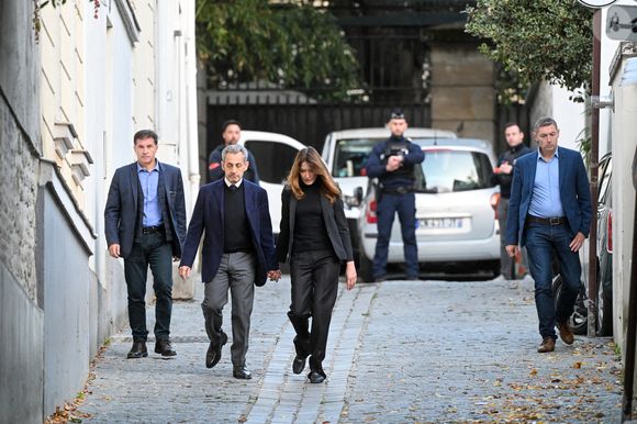 Deux policiers de son ancien service de protection ont été placés dans une cellule voisine.

Nicolas Sarkozy, accompagné de sa femme Carla Bruni, sort de son domicile pour être incarcéré à la prison de La Santé à Paris, France, le 21 octobre 2025. © Bestimage