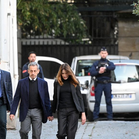 Deux policiers de son ancien service de protection ont été placés dans une cellule voisine.

Nicolas Sarkozy, accompagné de sa femme Carla Bruni, sort de son domicile pour être incarcéré à la prison de La Santé à Paris, France, le 21 octobre 2025. © Bestimage