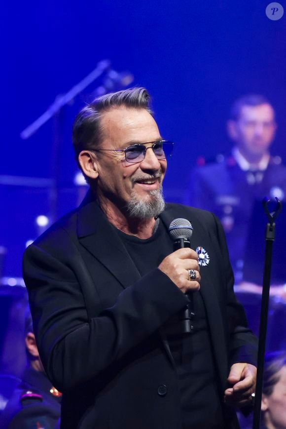 Florent Pagny lors du concert caritatif "Sentinelles d'un soir" au profit de l'association Bleuet de France à la salle Pleyel à Paris le 30 mai 2024. Ce concert destiné au grand public est organisé en l’honneur des orphelins de guerre, des veuves, des familles endeuillées, des victimes du terrorisme et de tous les soldats blessés en mission. Ce concert avec des stars, destiné au grand public, est un exercice nouveau pour les militaires. Le gouverneur militaire de Paris Christophe Abad est chargé du cérémonial dans la Cour d'honneur des Invalides en hommage aux militaires tombés en opération. Il organise également le défilé du 14-Juillet. Et, jusqu’à présent, les concerts ouverts au public étaient plus confidentiels, généralement de la musique classique dans des «emprises militaires» comme la cathédrale Saint-Louis des Invalides ou la chapelle du Val-de-Grâce. Florent Pagny ne devait remonter sur scène qu’en 2026. Finalement, il a fait dix-sept heures de vol (avec trois correspondances) depuis sa Patagonie pour revenir à Paris le temps d’un concert. Un voyage extrêmement fatigant pour être, jeudi 30 mai, l’une des têtes d’affiche des Sentinelles d’un soir, concert caritatif organisé par le général Christophe Abad, gouverneur militaire de Paris, à la salle Pleyel. © Jack Tribeca / Bestimage