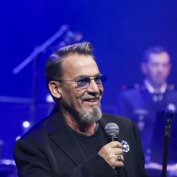 Florent Pagny lors du concert caritatif "Sentinelles d'un soir" au profit de l'association Bleuet de France à la salle Pleyel à Paris le 30 mai 2024. 
Ce concert destiné au grand public est organisé en l’honneur des orphelins de guerre, des veuves, des familles endeuillées, des victimes du terrorisme et de tous les soldats blessés en mission.
Ce concert avec des stars, destiné au grand public, est un exercice nouveau pour les militaires. Le gouverneur militaire de Paris Christophe Abad est chargé du cérémonial dans la Cour d'honneur des Invalides en hommage aux militaires tombés en opération. Il organise également le défilé du 14-Juillet. Et, jusqu’à présent, les concerts ouverts au public étaient plus confidentiels, généralement de la musique classique dans des «emprises militaires» comme la cathédrale Saint-Louis des Invalides ou la chapelle du Val-de-Grâce.
Florent Pagny ne devait remonter sur scène qu’en 2026. Finalement, il a fait dix-sept heures de vol (avec trois correspondances) depuis sa Patagonie pour revenir à Paris le temps d’un concert. Un voyage extrêmement fatigant pour être, jeudi 30 mai, l’une des têtes d’affiche des Sentinelles d’un soir, concert caritatif organisé par le général Christophe Abad, gouverneur militaire de Paris, à la salle Pleyel.

© Jack Tribeca / Bestimage
