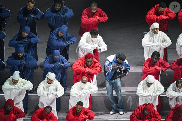 En effet, pendant 16 minutes, le rappeur a été rejoint par de nombreux artistes. 

9 février 2025, Nouvelle-Orléans, LA, USA : Kendrick Lamar se produit lors du spectacle de la mi-temps du Super Bowl LIX, dimanche 9 février 2025, à la Nouvelle-Orléans. (Crédit photo : © Dominick Williams/The Kansas City Star via ZUMA Press Wire)